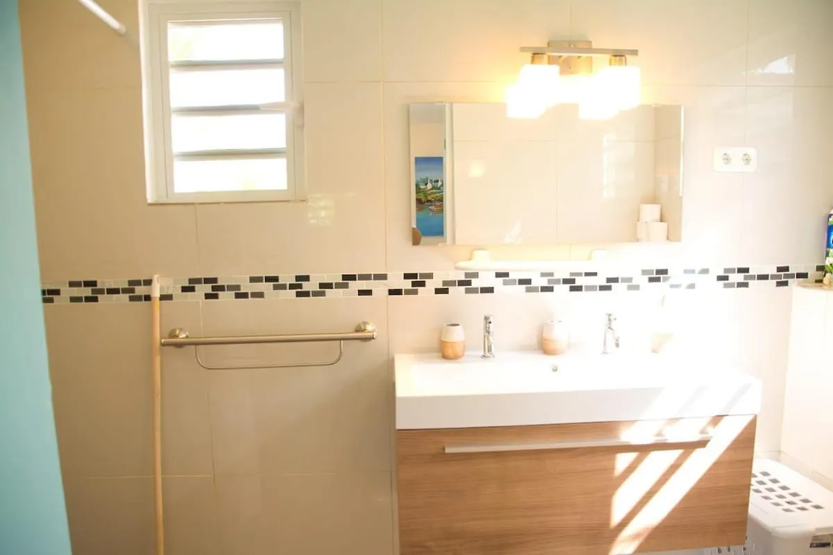 Apartment Nos Cu Nos, Ruim Appartement 65 M2 Met Zwembad,Inclusief Water En Electriciteit Willemstad